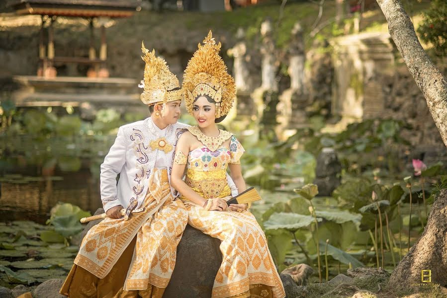 Fotógrafo de casamento Dewa Gde Adnyana Putra Dewa Portraitbali (dewagdeadnyanapu). Foto de 28 de maio 2020