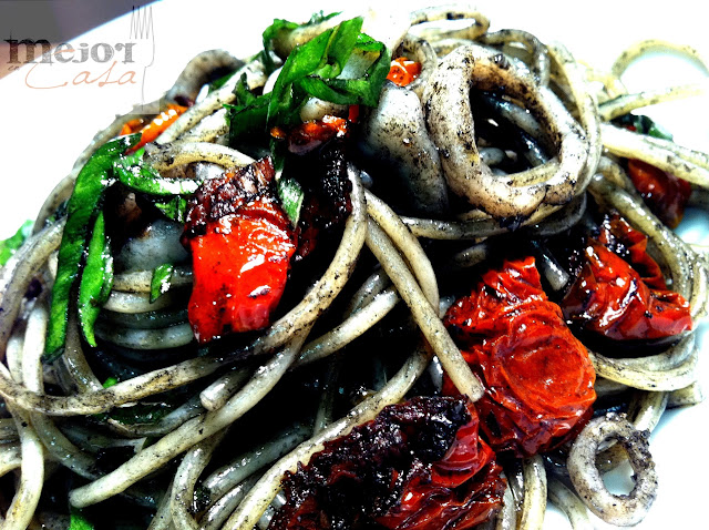 Spaghetti con calamares en su tinta