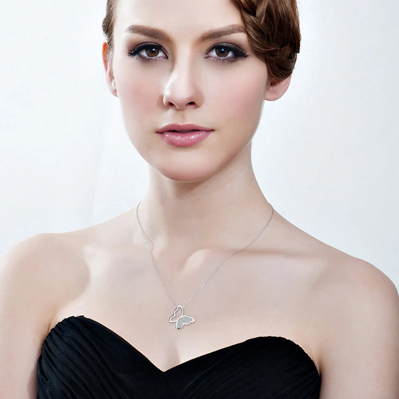 Collar de plata S925 para mujer, colgante corto de mariposa microincrustada, cadena de clavícula delicada, elegancia y estilo.