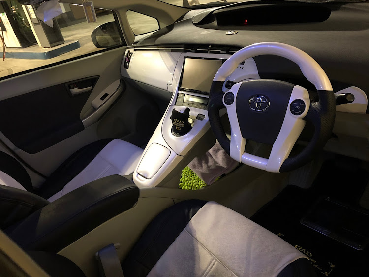 プリウスの洗車・ガソリンスタンド・エアロ・年末洗車・車内に関するカスタム事例の投稿画像3枚目