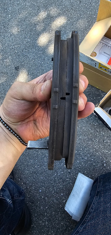 ストリームのコスパいいパーツ・不正改造車取締月間・DIY・ブレーキパッド交換に関するカスタム事例の投稿画像3枚目