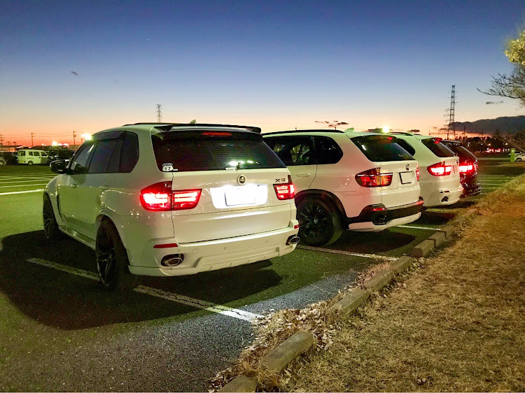 X5の忘年会オフ会・今年もあとわずか・カメラ忘れた・ヘッドライトバルブ交換・USポジションに関するカスタム事例の投稿画像1枚目