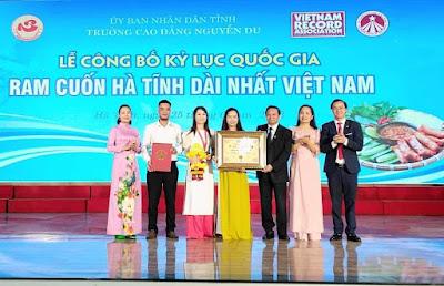 Chuyện Việt Nam Thứ Ba 27/06/2023: * Các “kỷ lục” của Việt Nam? *Hai cha con Phật giáo Hòa Hảo mãn án sáu năm tù *Hình ảnh 3 luật sư đến Mỹ là ‘cắt ghép’ (công an VN) *Người Nga điều hành đường dây cho vay nặng lời tại Việt Nam