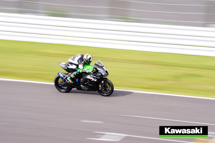 maeken_xB🇺🇸さんが投稿した鈴鹿8耐・タイヤテスト・カワサキ・広告風加工に関するカスタム事例の投稿画像3枚目