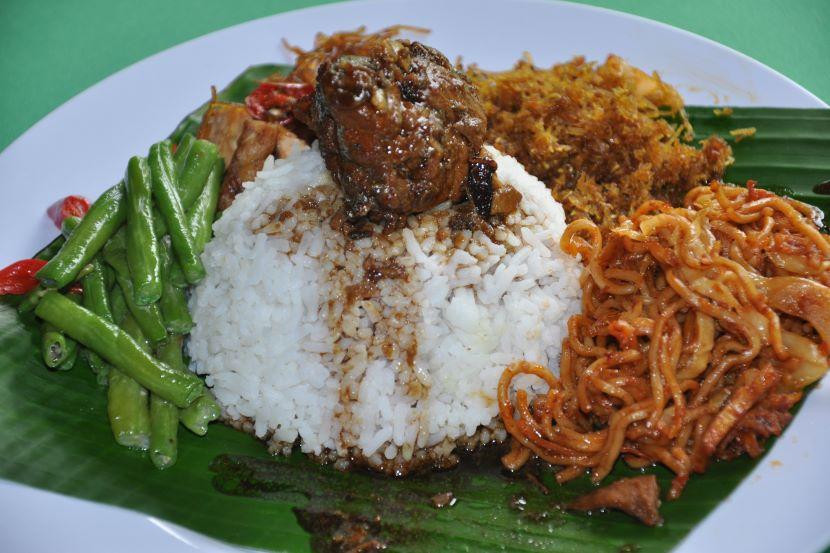 A plate of food with rice meat and vegetables

Description automatically generated