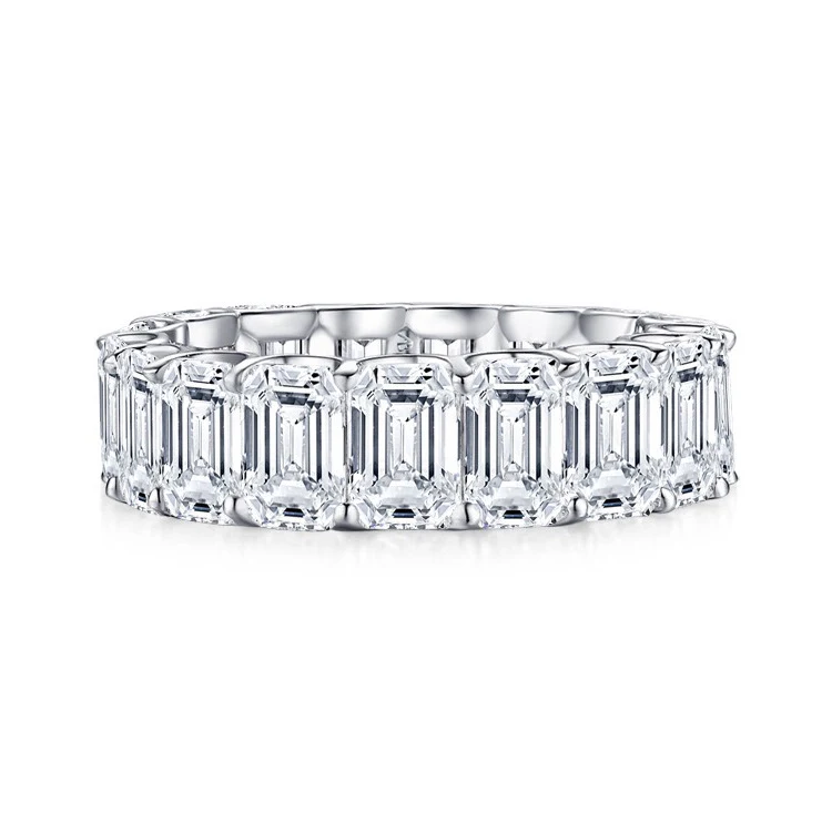 Anel de Prata Esterlina com Simulação de Diamante de Alto Carbono para um Brilho Excepcional. Joia Elegante e Acessível.