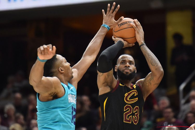 ? LeBron James sleurt Cavaliers voorbij Hornets met triple-double