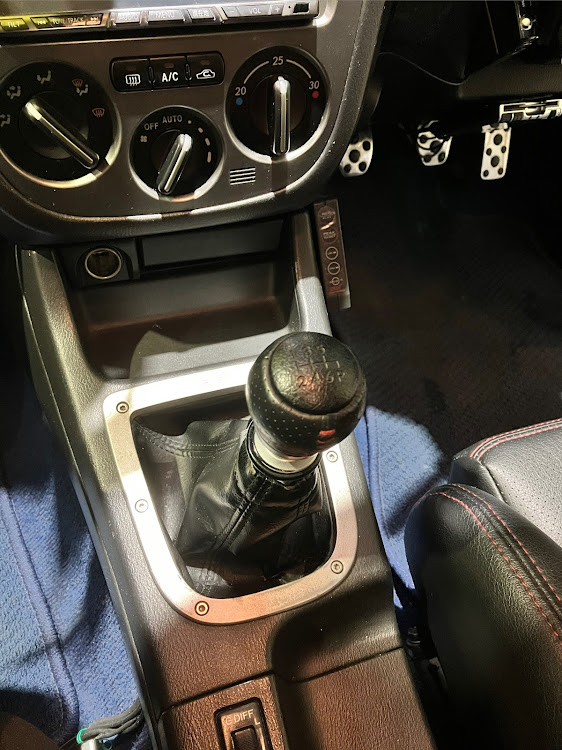 インプレッサ WRX STIのシフトノブ交換・純正・DIYに関するカスタム事例の投稿画像1枚目