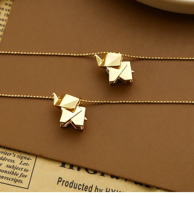 Title 5, Collar con colgante de origami hueco, un acceso...