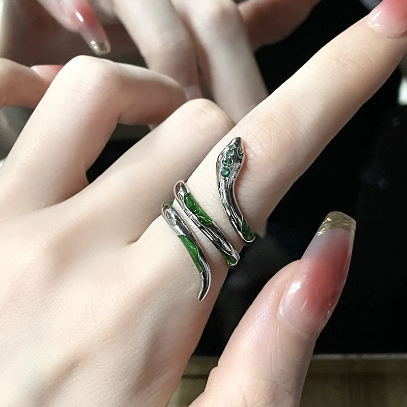 Green Spirit Snake Ins Dark Style ring met open design en geavanceerd gevoel, bezet met zirkonia's. Voor een mysterieuze en stijlvolle uitstraling.