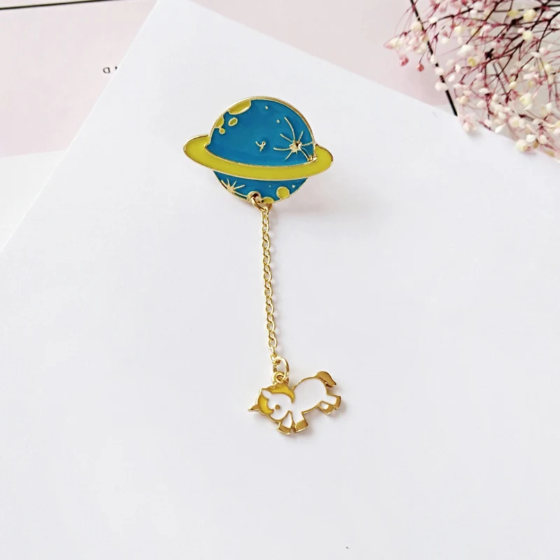 Broche ours polaire glacier, mignon dessin animé japonais, badge homme et femme. Un accessoire adorable et accrocheur pour toutes les tenues.