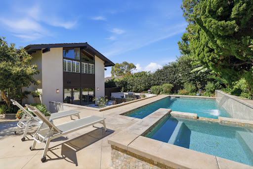 Luxury property for sale in Palos Verdes Estates (United States) - House with swimming pool and lounge chairs