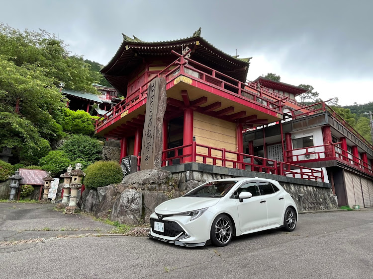 カローラスポーツの参拝に来て駐車場にてに関するカスタム事例の投稿画像4枚目
