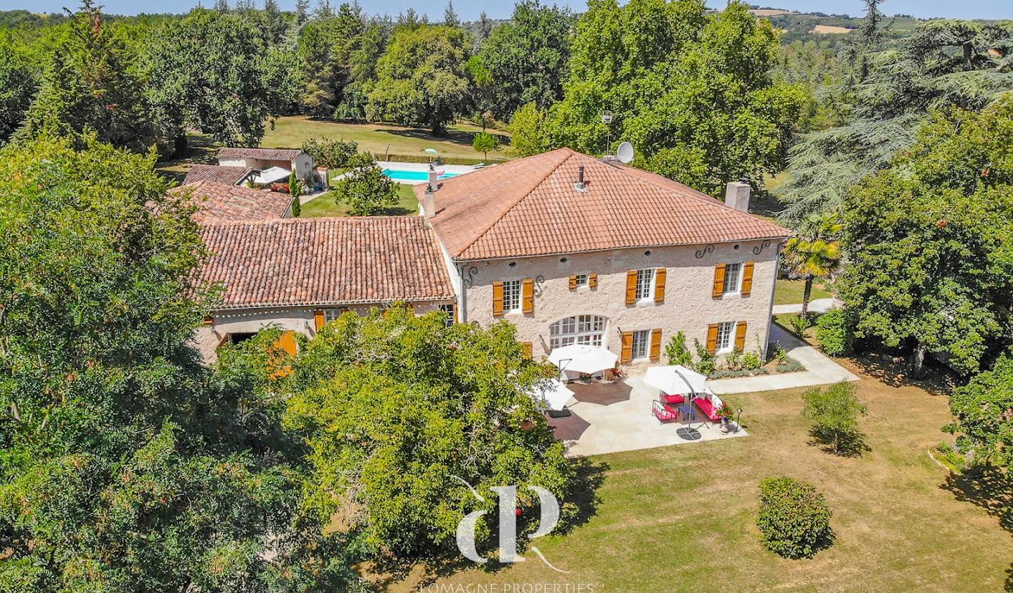 House with pool Condom