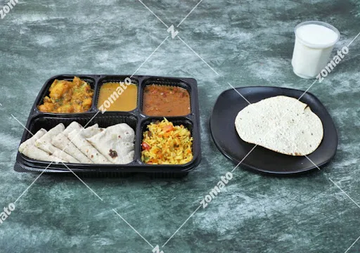 Premium Gujarati Thali