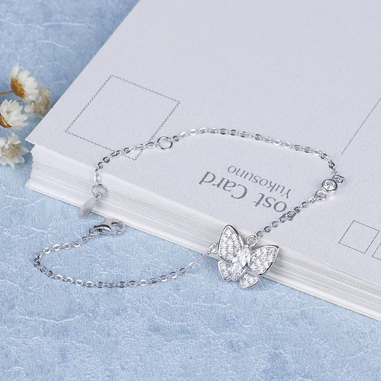 Bracelet coréen en argent sterling S925 avec nœud, micro-incrustation de zircon et perles ajustables. Un bijou de mode pour toutes occasions.