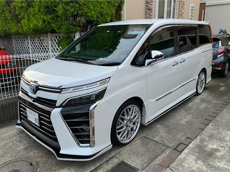 ヴォクシーの洗車・立体駐車場・エアロ割れた・エアサス欲しいに関するカスタム事例の投稿画像1枚目