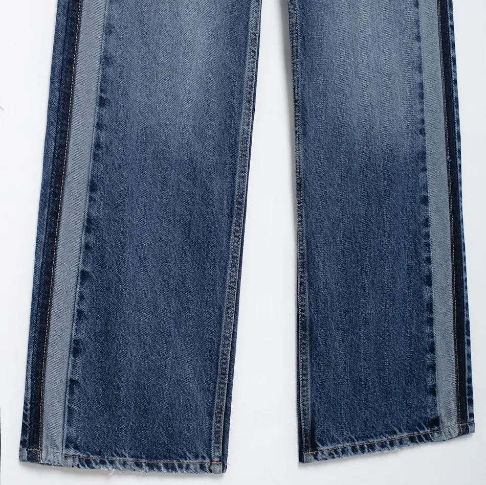 Pantalon en jean polyvalent taille mi-haute, jambe large et droite. Confort et style assurés pour toutes les occasions. Un indispensable de votre garde-robe.