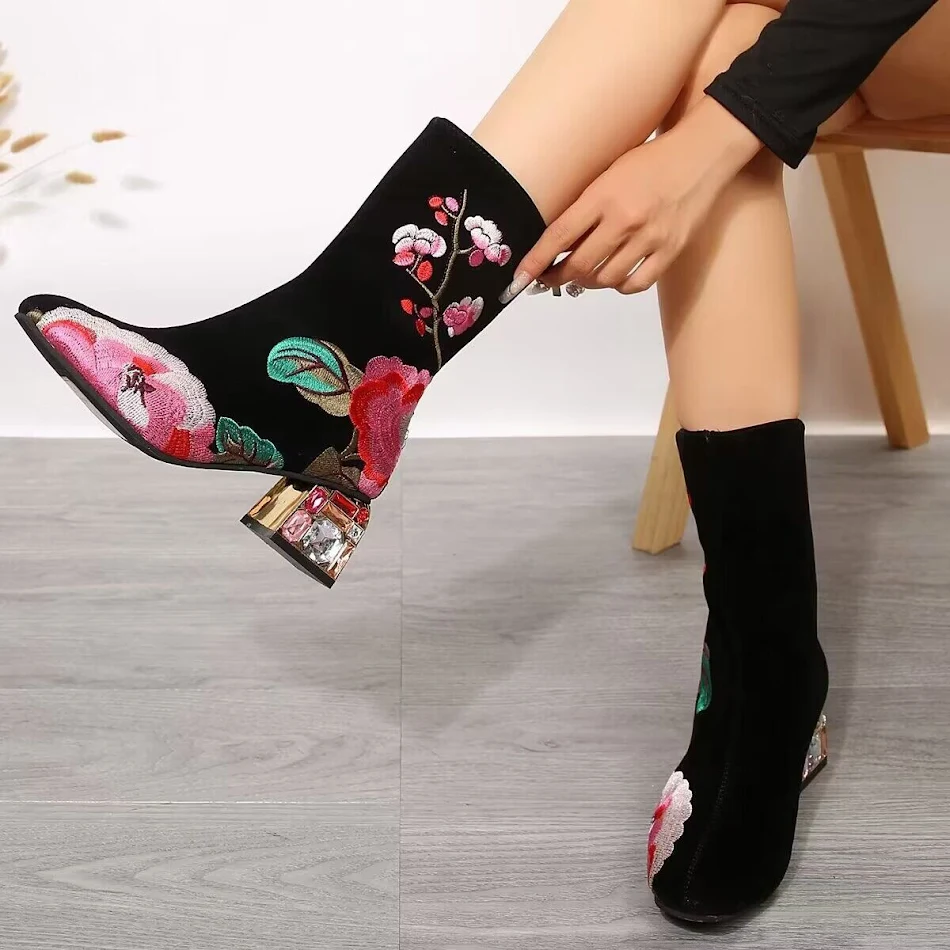 Stivali donna a mezza gamba con ricamo floreale vintage, autunno e inverno. Calore e stile unici.