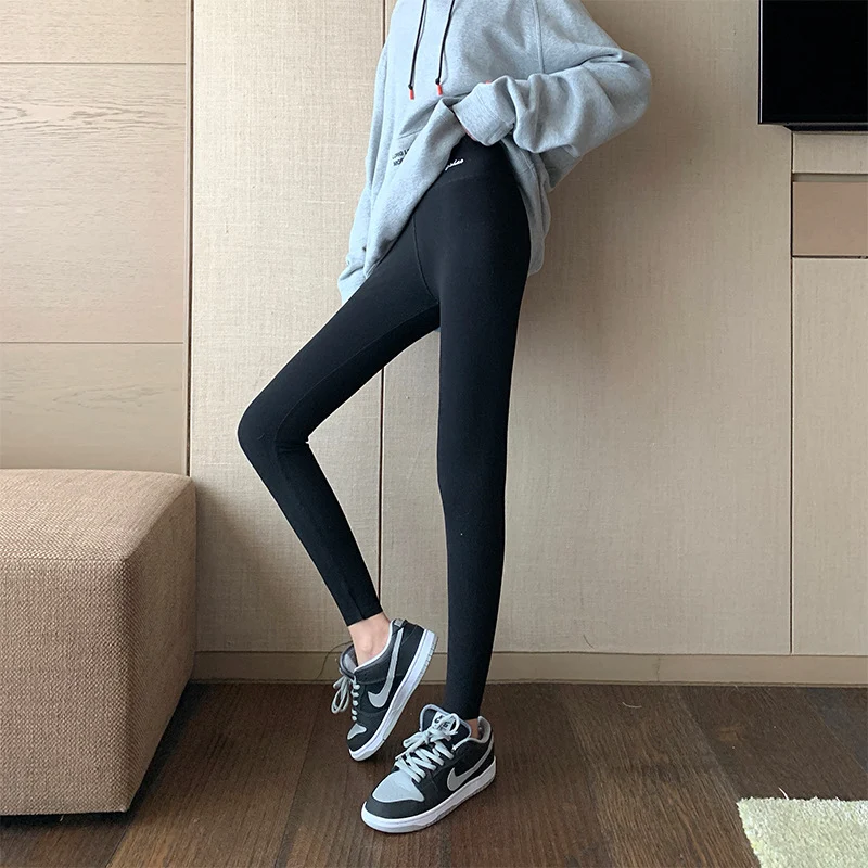 Pantaloni in cotone e velluto di agnello spessi Plus, caldi e confortevoli. Perfetti per l'inverno, offrono una vestibilità ottimale e un tocco vellutato.