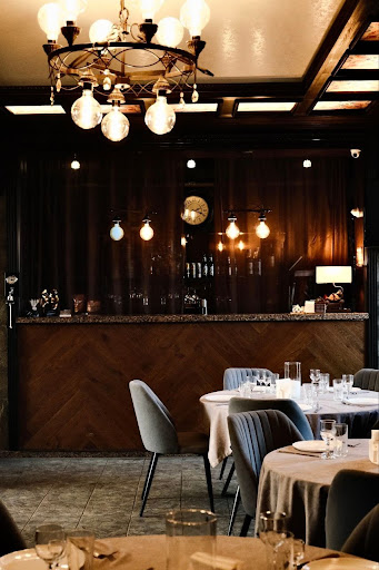 Зал с камином