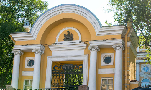 st-petersburg-yellow-building-on-canal-cruise.jpg - Entrance to a grand estate along a canal cruise route.