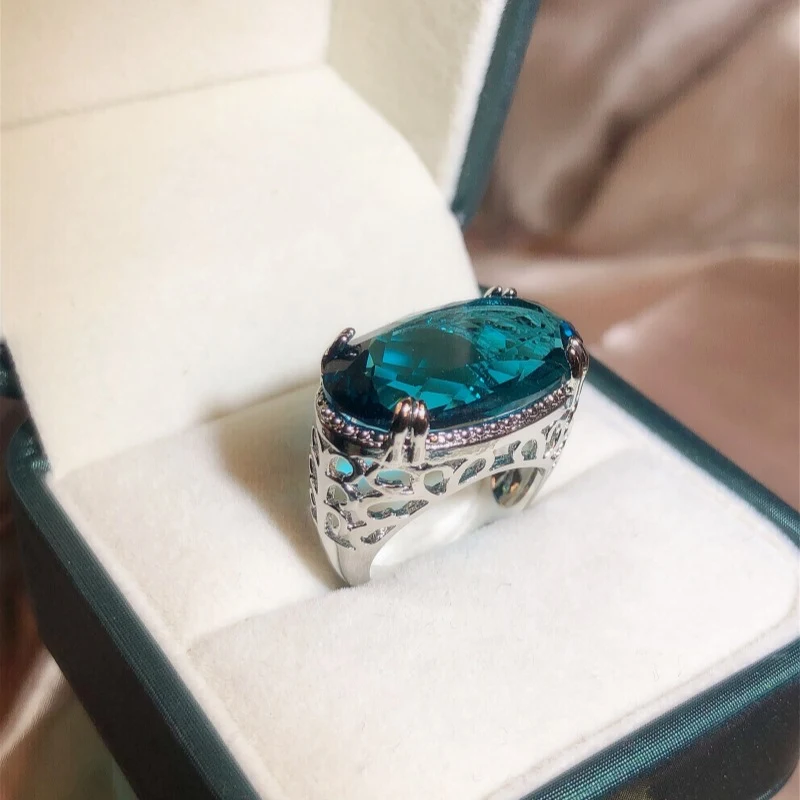 Dames party ring lichtblauw met grote edelsteen zilver verguld ornament, perfect voor een feestelijke look en speciale gelegenheden.