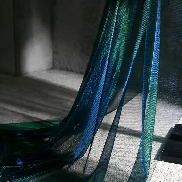 Tela de malla brillante con degradado láser azul diamante, perspectiva y purpurina, ideal para diseños únicos y llamativos.