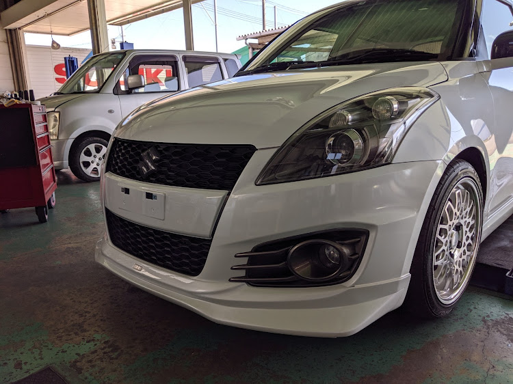 スイフトスポーツのリアスポイラー取り付け・リヤスポイラー・週末は雨だけど洗車したに関するカスタム事例の投稿画像3枚目