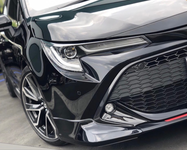 カローラスポーツの洗車・リアワイパーレス・エンブレムレス・ダウンサス取付に関するカスタム事例の投稿画像1枚目
