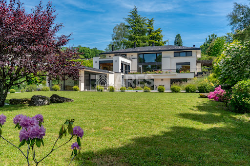 Villa with pool and garden 3