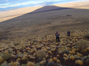Subiendo al Payun (asusta la sombra del Volcán)