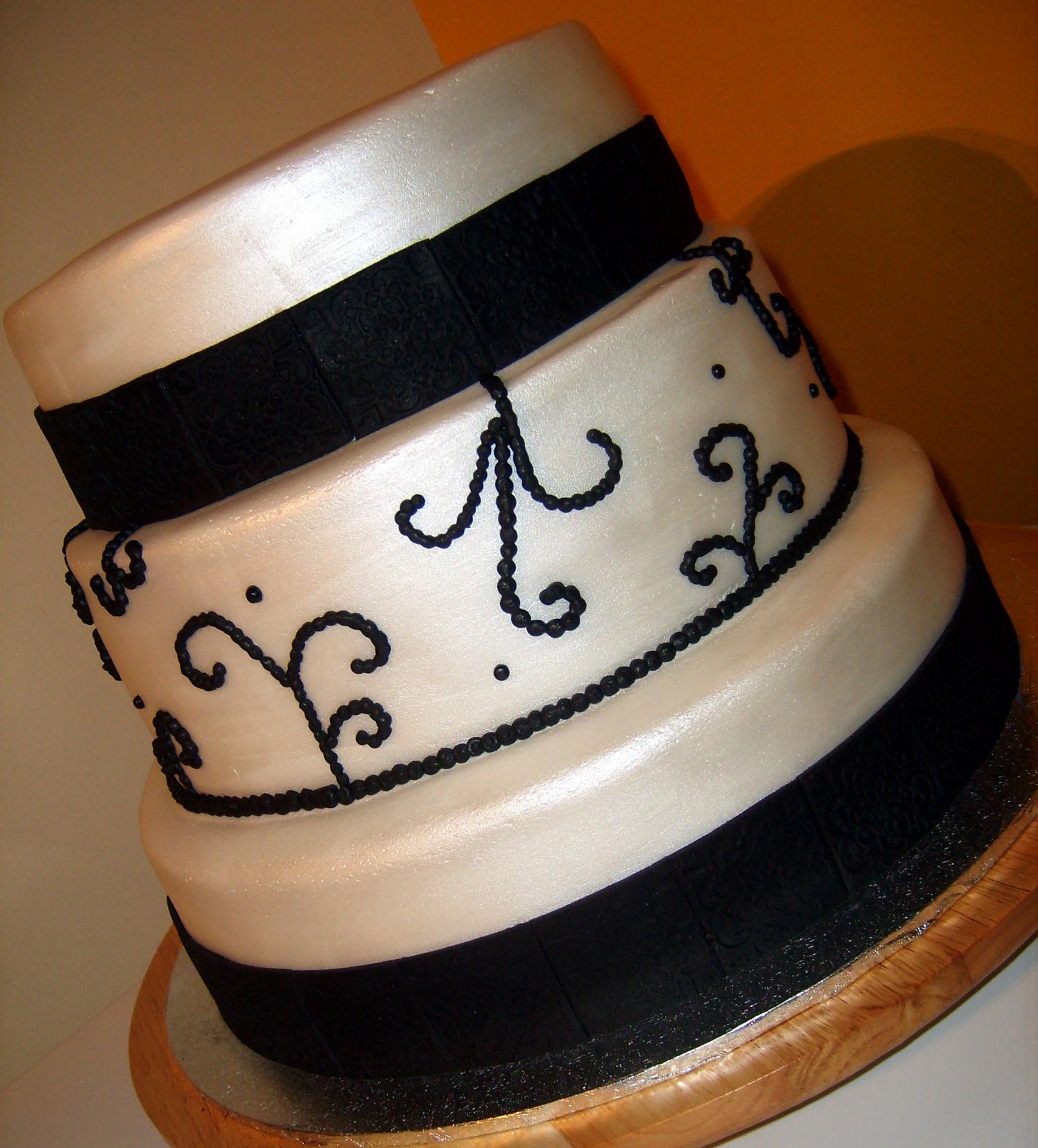 wedding cake black white