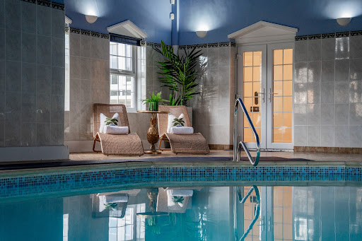 Indoor pool with lounge chairs - Property purchase in Lutterworth, 11 rooms, 7 bedrooms