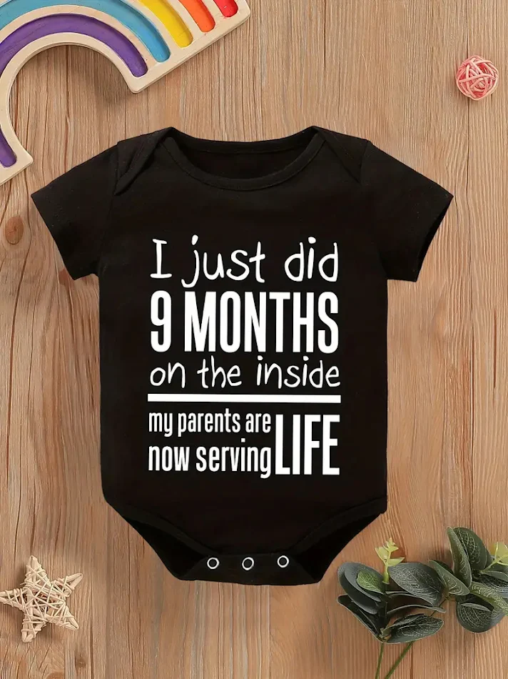 Ademende katoenen romper met korte mouwen voor baby's. Zacht en comfortabel, ideaal voor de gevoelige huid. Perfect voor warme dagen. Gemakkelijk aan te trekken.