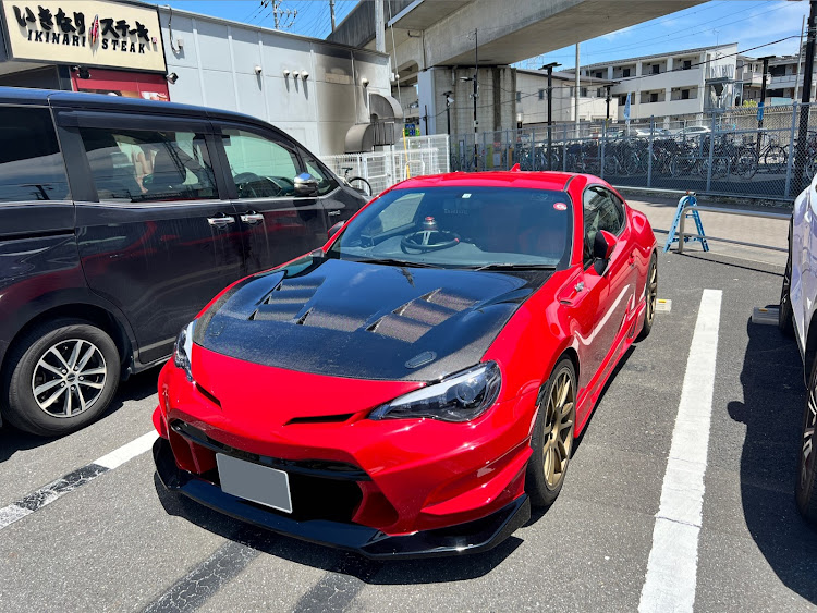 86のイングスエアロ・カーボンボンネット・ボンネット交換に関するカスタム事例の投稿画像1枚目