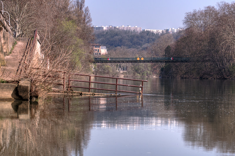 la rambarde, le pont et les reflets... 20110323_06_barriere_pont_reflet_DSC0264_5_6_tonemapped