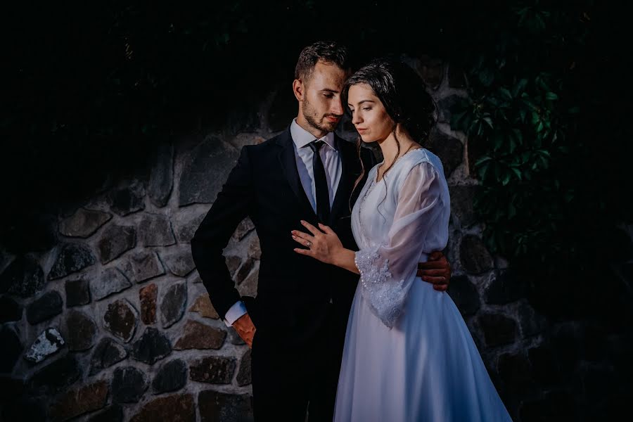 Fotógrafo de casamento Cristian și Salomea (crissandsally). Foto de 7 de abril 2018