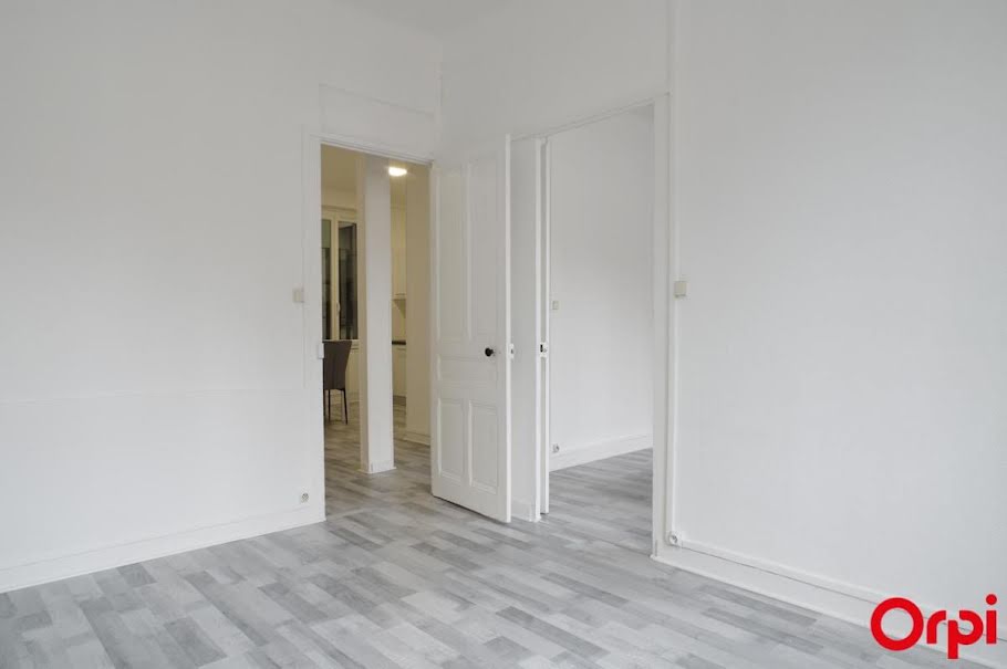 Location meublée appartement 3 pièces 55 m² à Villeurbanne (69100), 1 050 €