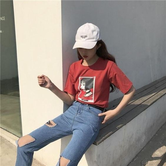 Quần jean xanh rách gối và áo thun đỏ- set đồ cho cô nàng cá tính, phong cách