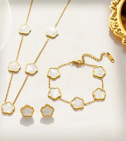 Bracelet Fleur de Gomme Dorée avec Goutte Verte Fraîche et Charmante. Un bijou élégant pour un look frais et original, parfait pour toutes occasions.