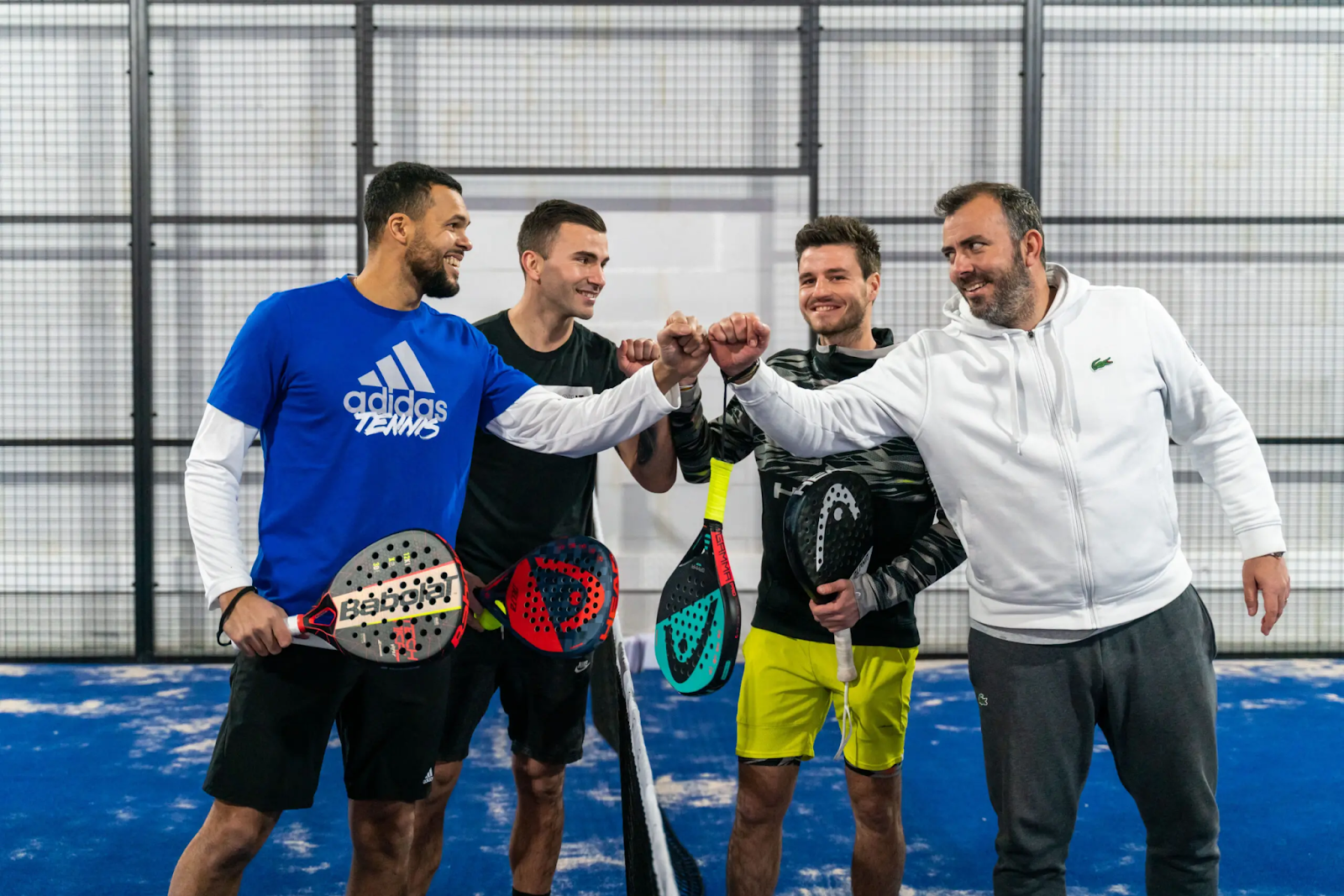 Jo-Wilfried-Tsonga, Anthony Lopes, Johan Bergeron et Thierry Ascione jouant au padel chez All In Padel Décines 