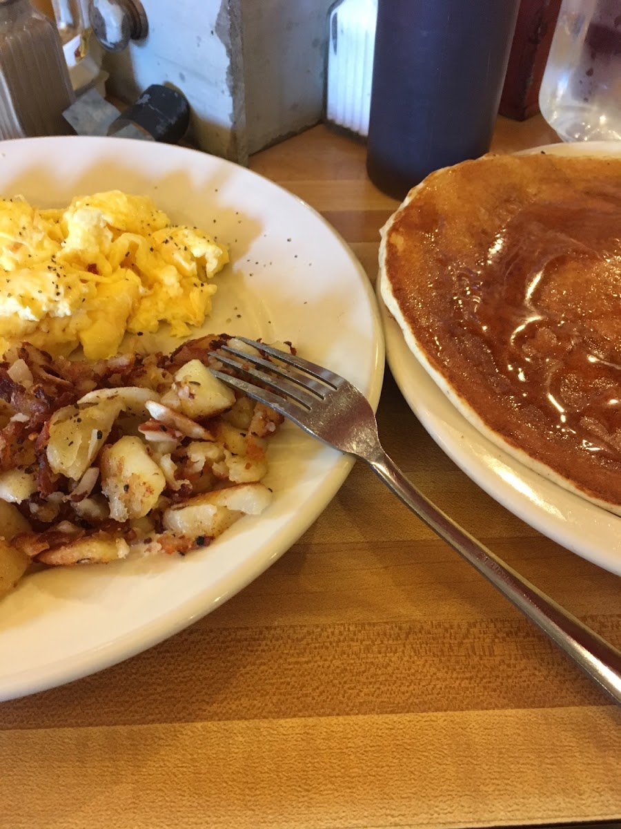 They offer gluten free pancakes and bread. Very good!