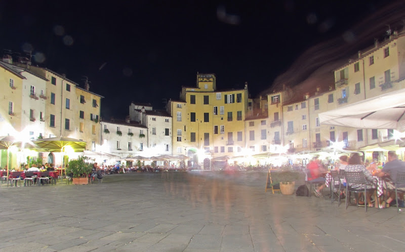 Passeggiata in Piazza Anfiteatro a Lucca di Giorgio Lucca