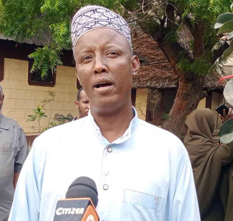 Abdirizack Dubat speaks to the press in Garissa town.