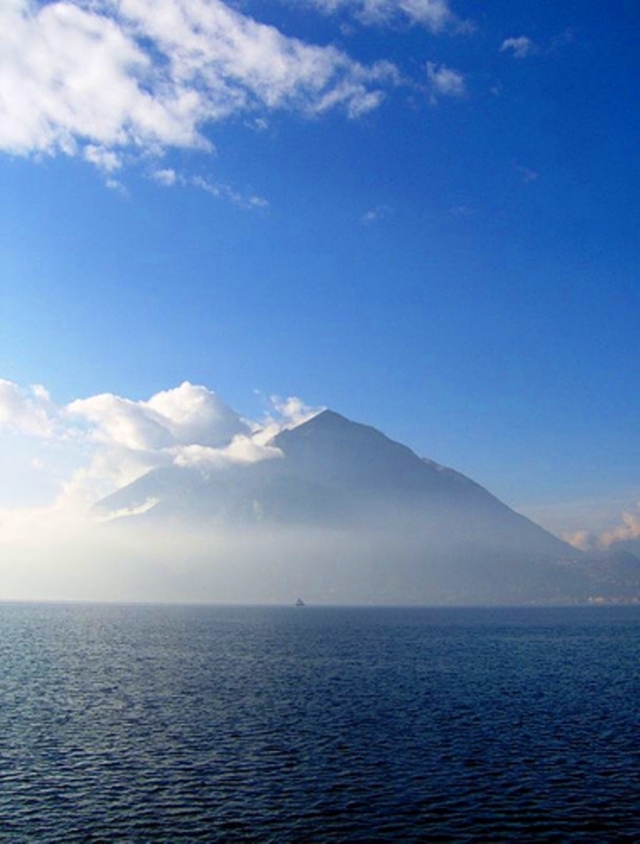 Dal lago sale bianco il monte di fgf AM