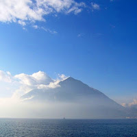 Dal lago sale bianco il monte di 