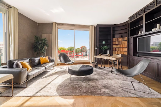 Living room with sofa, desk and bookshelf - Luxury apartment / penthouse for sale in Paris 16ème, 5 bedrooms