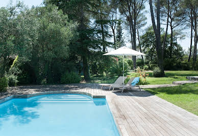 Maison avec piscine et terrasse 1