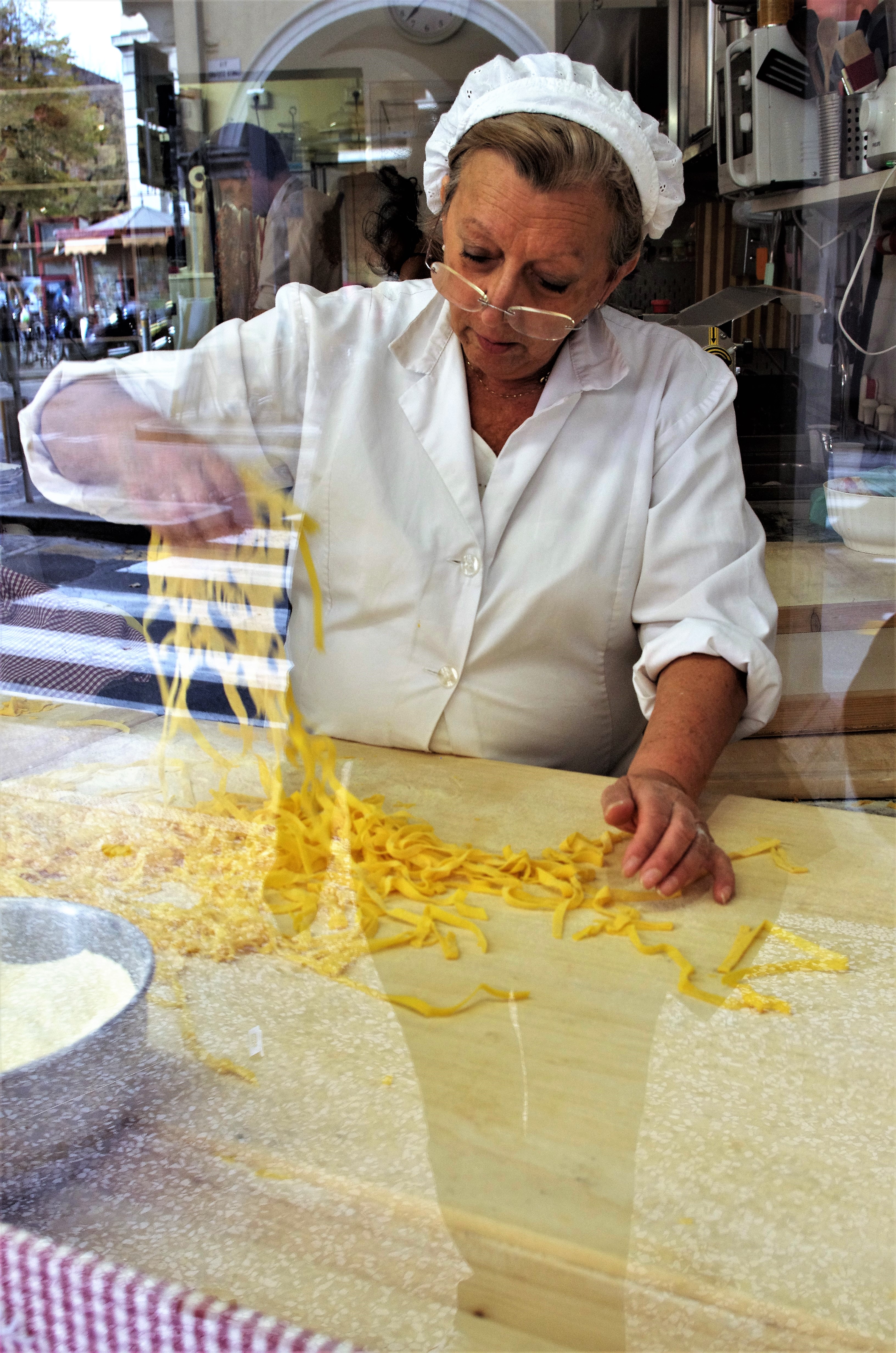 Attraverso la vetrina....c'è il cibo.  di Cimabue